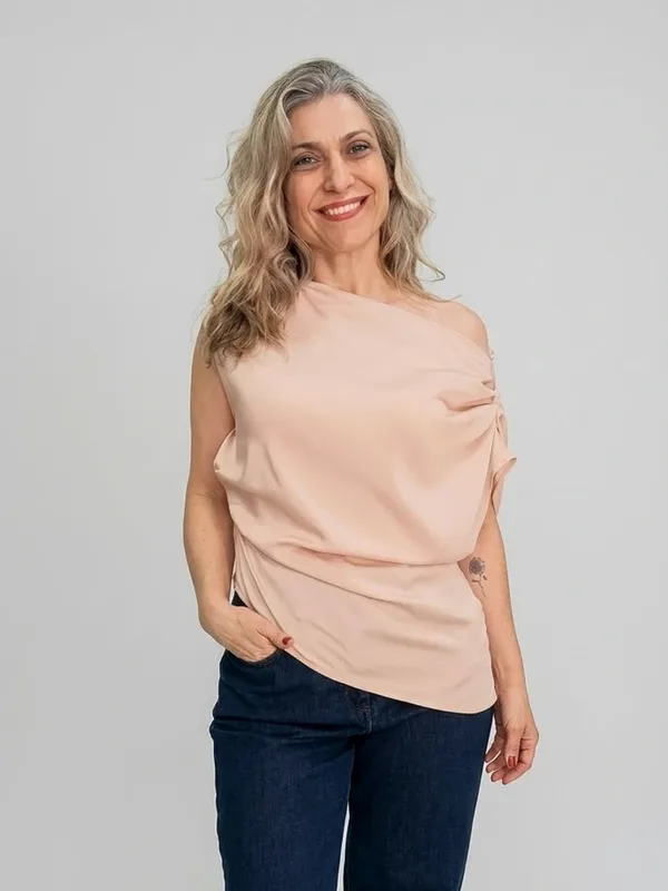 Blusa feminina nude de um ombro só