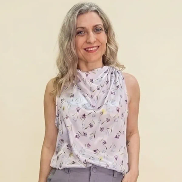 Blusa feminina sem mangas com estampa floral