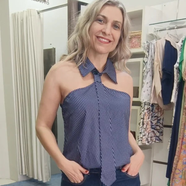 Blusa listrada azul e branca com detalhe de gravata