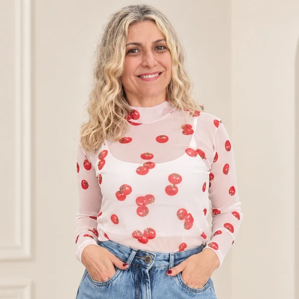 Blusa clara de manga longa com transparência e estampa de tomates