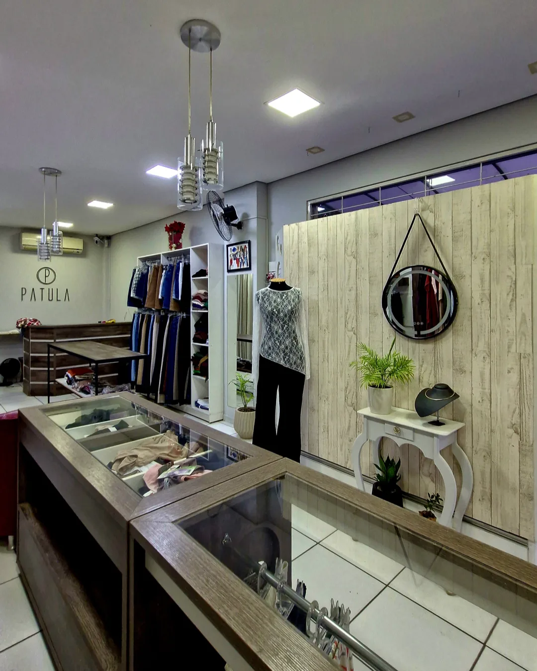 Salão de vendas e vitrine interna da loja Patula Modas